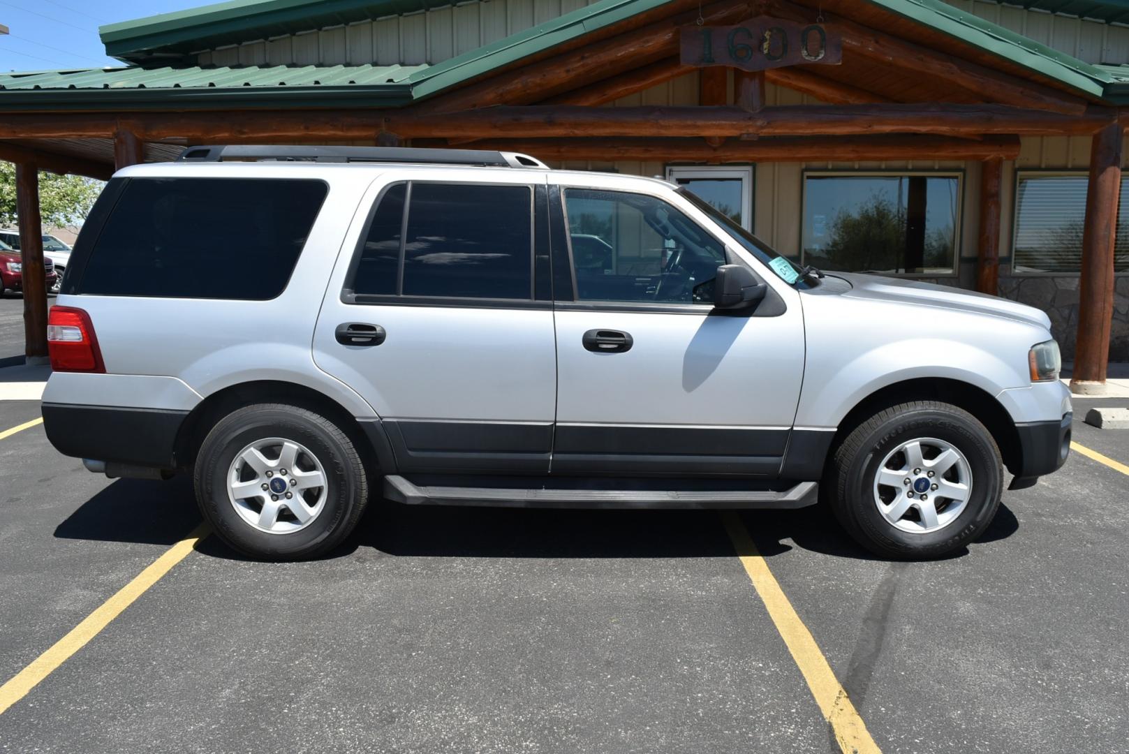 2016 Silver /Black Ford Expedition XL (1FMJU1GT0GE) with an 3.5L Twin Turbo V6 engine, 6-Speed Automatic w/ OD transmission, located at 1600 E Hwy 44, Rapid City, SD, 57703, (605) 716-7878, 44.070232, -103.171410 - Photo#4